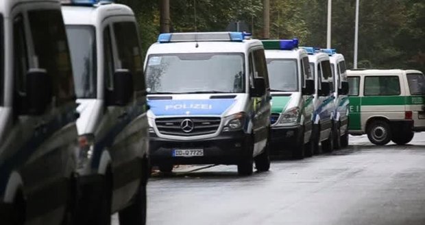 Střelba v Německu: Neonacista začal pálit na policisty, 4 poranil