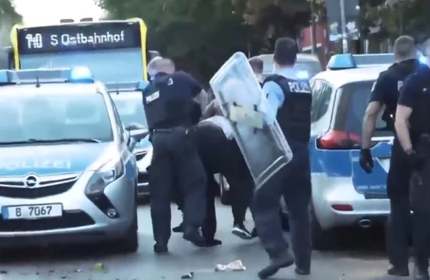 Německá policie obviněna z brutality.