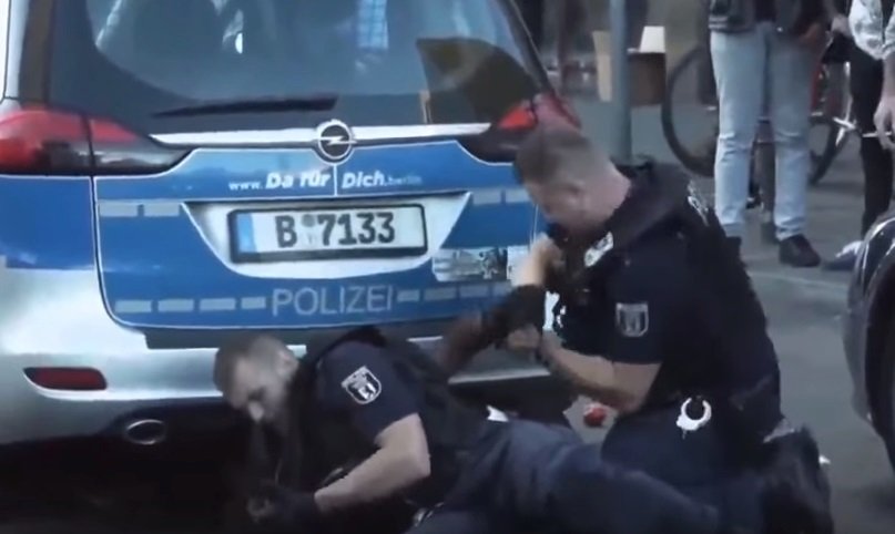 Německá policie obviněna z brutality.