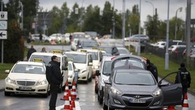 Němečtí policisté kontrolovali auta na příjezdu k berlínskému letišti Schönefeld.