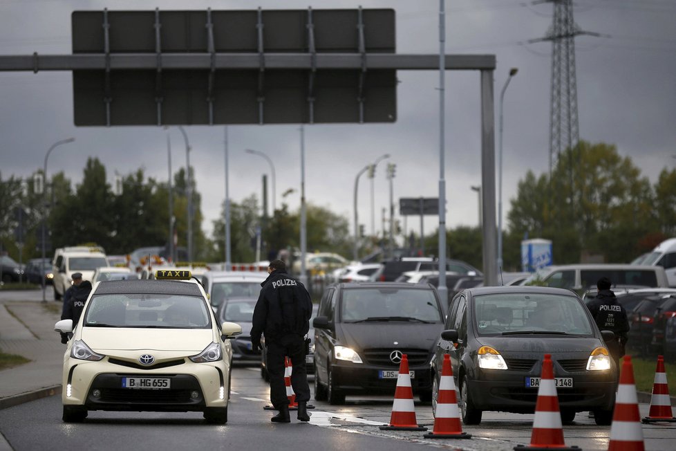 Němečtí policisté kontrolovali auta na příjezdu k berlínskému letišti Schönefeld.