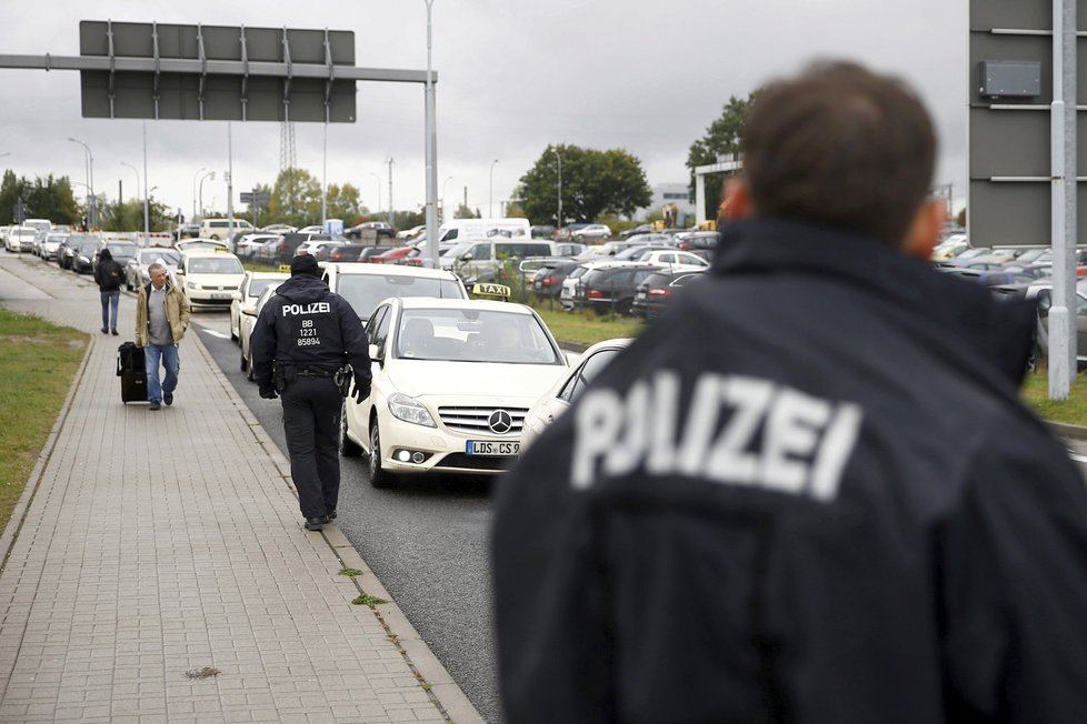 Němečtí policisté kontrolovali auta na příjezdu k berlínskému letišti Schönefeld.