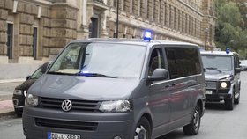 Německá policie eskortuje k soudu v Drážďanech Syřana Džábira Bakra, který je podezřelý z přípravy teroristických útoků.