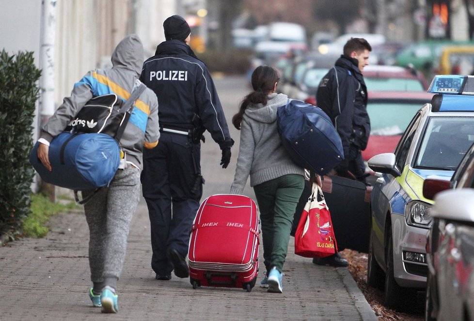 Loni dorazil do Německa přes milion imigrantů, Berlín ubytovává uprchlíky, kde se dá.