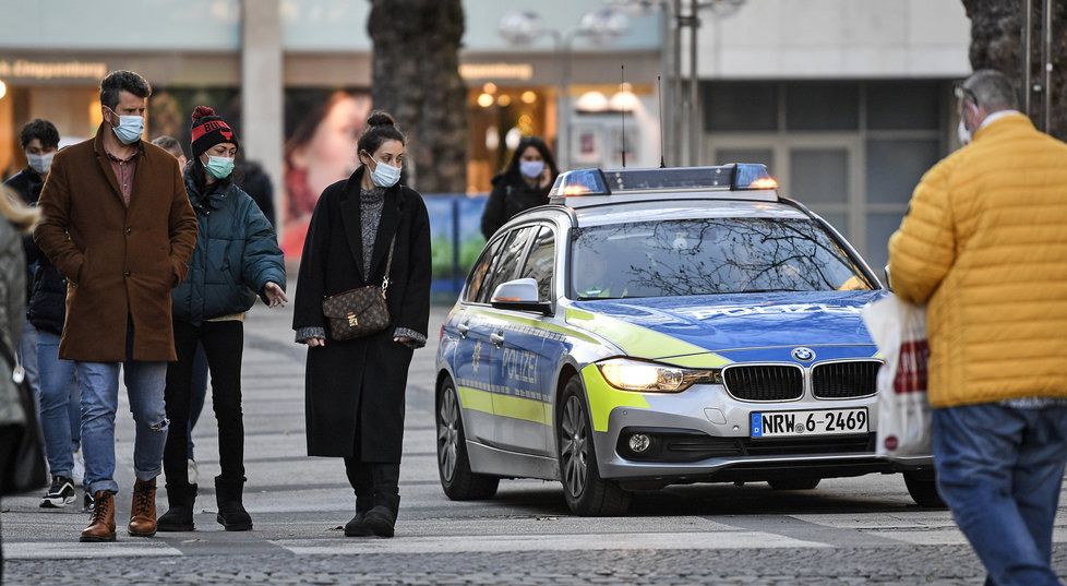 Policie dohlížející na dodržování opatření v Německu (23. 11. 2020).