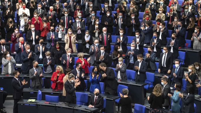 Německý prezident jmenoval ministry Scholzovy vlády, ta pak složila přísahu 