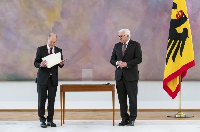 Německý prezident Frank-Walter Steinmeier a nový kancléř Olaf Scholz