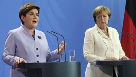 Kancléřka Angela Merkelová (vpravo) a polská premiérka Beata Szydlová na společném jednání