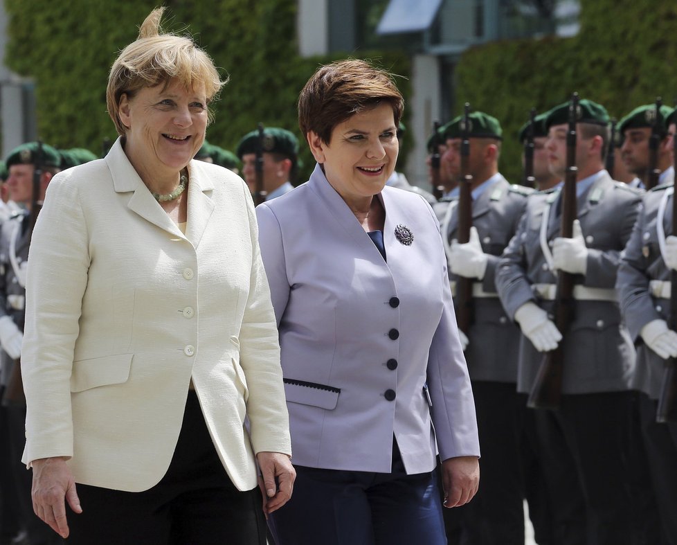 Kancléřka Angela Merkelová a polská premiérka Beata Szydlová ve středu před jednáním