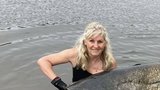 Rybářka v Odře ulovila rekordního sumce: Odnesla ho jako trofej a chodí jí výhrůžky smrtí!
