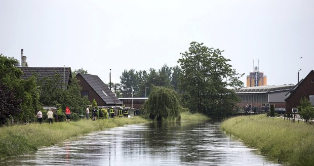 Místní záplavy si v Evropě vyžádaly nejméně deset životů.