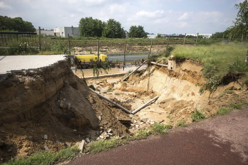 Místní záplavy si v Evropě vyžádaly nejméně deset životů.