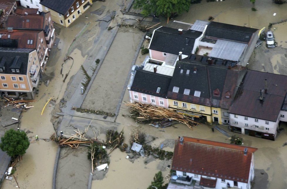 Místní záplavy si v Evropě vyžádaly už 11 životů.