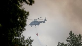 V boji s plameny pomáhá hasičům i vrtulník (24.8.2018).