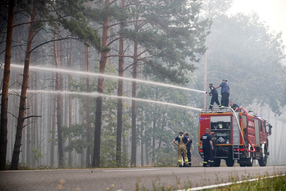 S požárem bojují stovky hasičů. Jejich práci však komplikuje nevybuchlá munice, která zde zůstala po sovětské armádě (24.8.2018).
