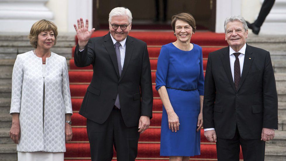 Frank-Walter Steinmeier (vlevo) v berlínském zámku Bellevue symbolicky přebral funkci od svého předchůdce Joachima Gaucka. (na snímku oba politici s manželkami)