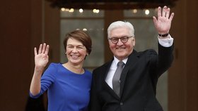 Frank-Walter Steinmeier (na snímku s manželkou) v berlínském zámku Bellevue symbolicky přebral funkci od svého předchůdce Joachima Gaucka.