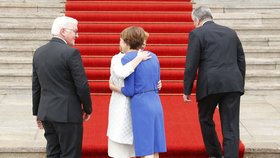 Frank-Walter Steinmeier v berlínském zámku Bellevue symbolicky přebral funkci od svého předchůdce Joachima Gaucka. (na snímku oba politici s manželkami)
