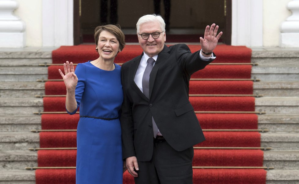 Frank-Walter Steinmeier v berlínském zámku Bellevue symbolicky přebral funkci od svého předchůdce Joachima Gaucka.