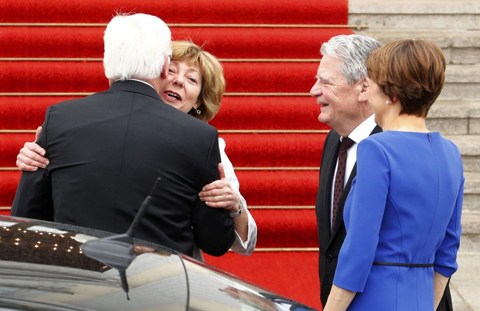 Frank-Walter Steinmeier v berlínském zámku Bellevue symbolicky přebral funkci od svého předchůdce Joachima Gaucka. (na snímku oba politici s manželkami)