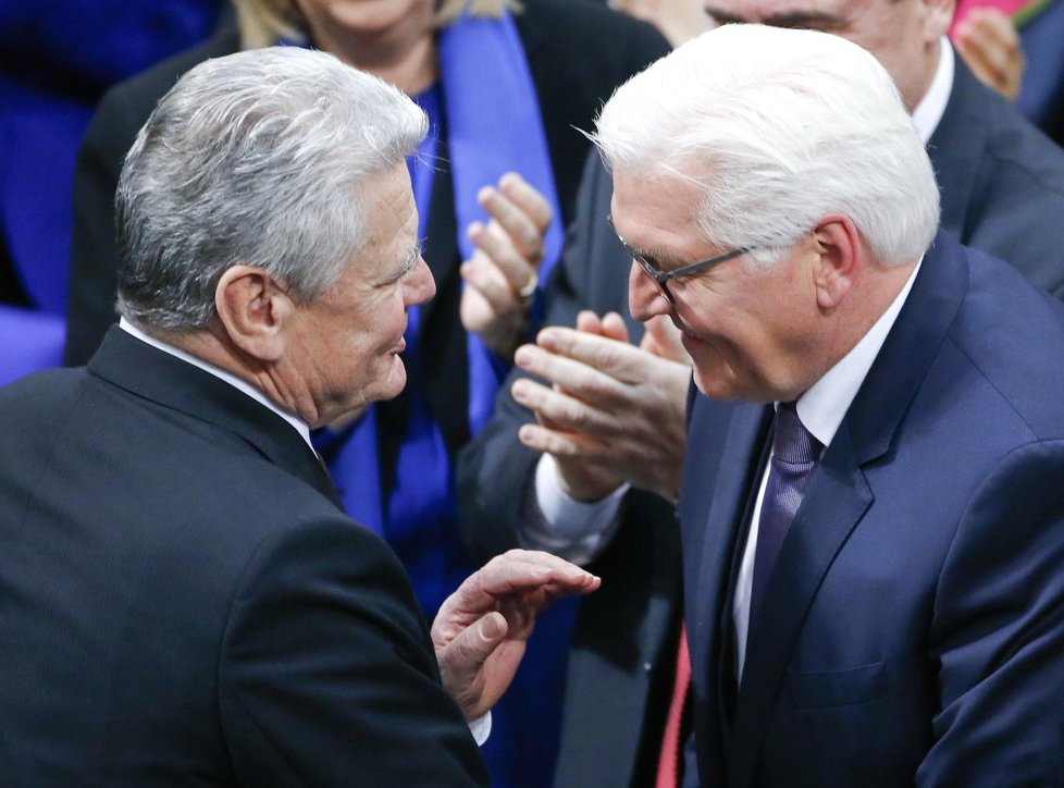 Gauck krátce po volbě blahopřeje Steinmeierovi v německém parlamentu.