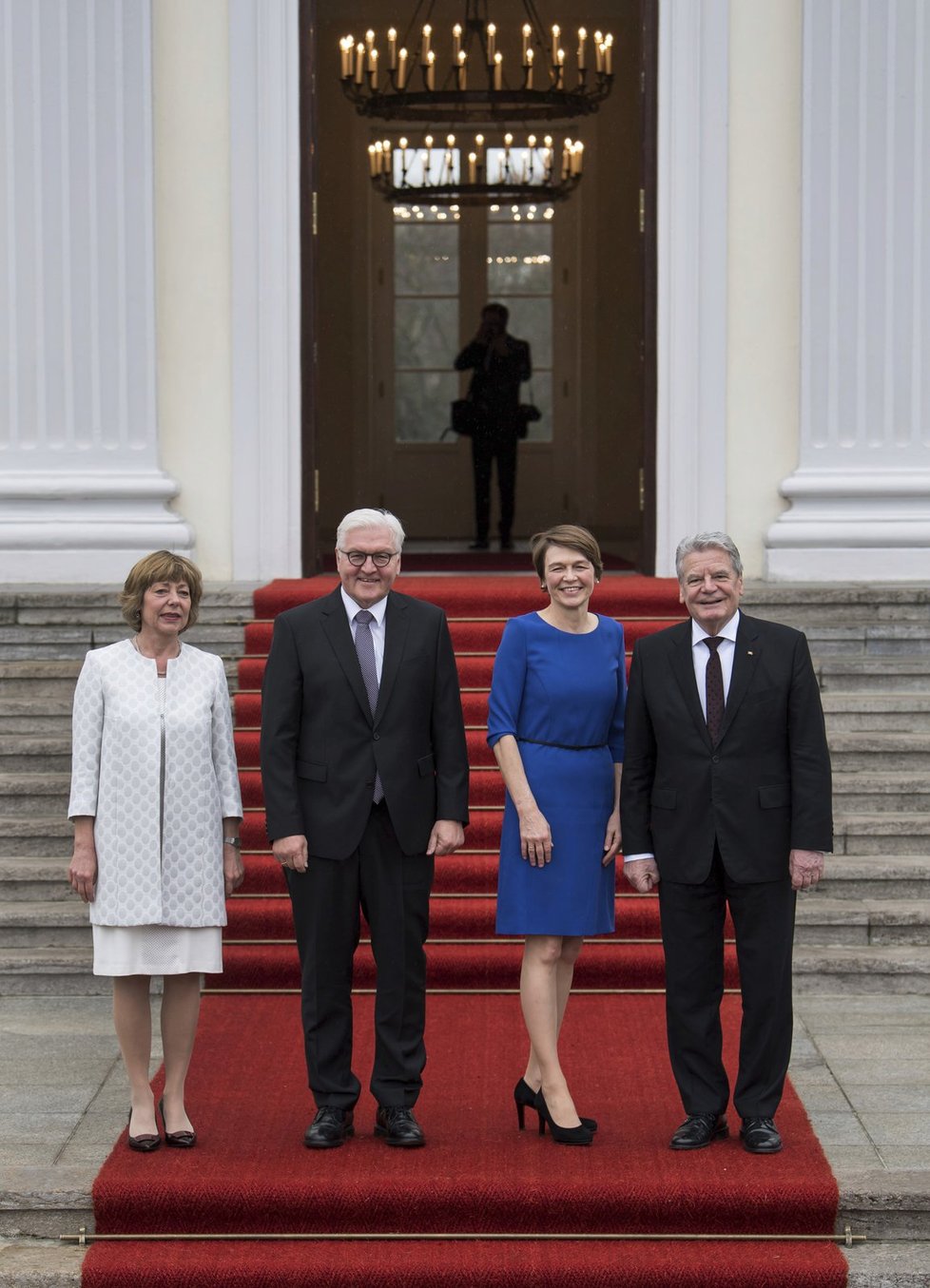 Frank-Walter Steinmeier (vlevo) v berlínském zámku Bellevue symbolicky přebral funkci od svého předchůdce Joachima Gaucka. (na snímku oba politici s manželkami)