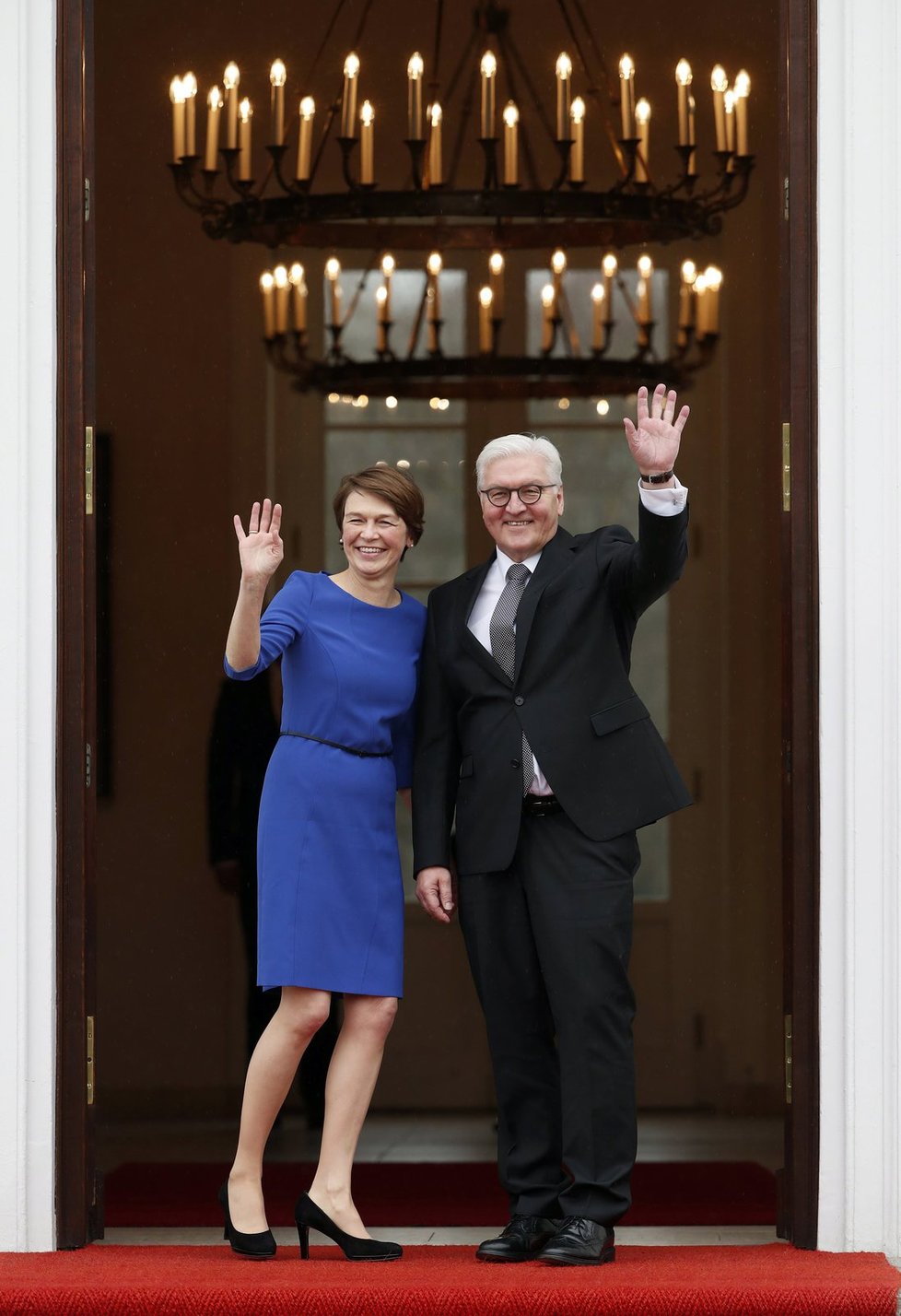 Frank-Walter Steinmeier v berlínském zámku Bellevue symbolicky přebral funkci od svého předchůdce Joachima Gaucka.