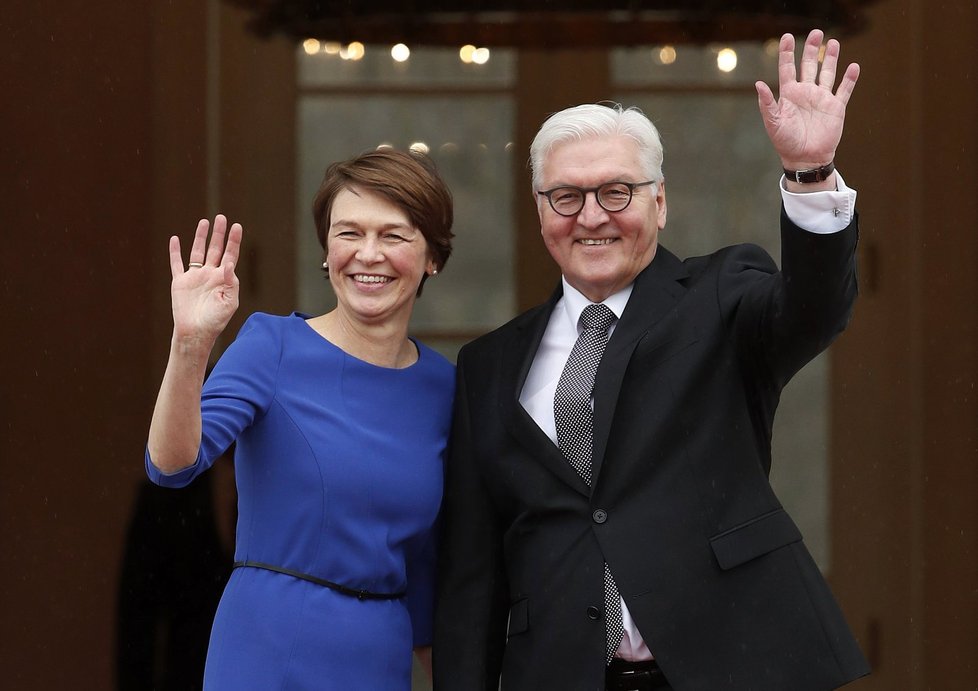 Frank-Walter Steinmeier v berlínském zámku Bellevue symbolicky přebral funkci od svého předchůdce Joachima Gaucka.