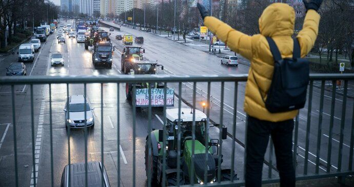 Protest zemědělců paralyzoval Berlín. Traktory blokují centrum i příjezdové trasy