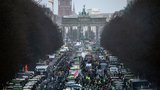 Protest farmářů paralyzoval Berlín, traktory blokují centrum. Kolegy podpořili i Češi