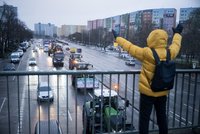 Protest farmářů paralyzoval Berlín, traktory blokují centrum. Kolegy podporují i Češi