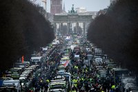 Protest farmářů paralyzoval Berlín, traktory blokují centrum. Kolegy podpořili i Češi