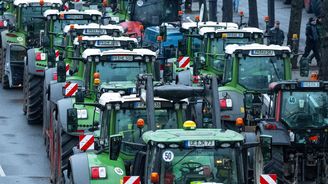 Traktory ochromily Berlín. Němečtí farmáři  zablokovali centrum na protest proti vládním škrtům