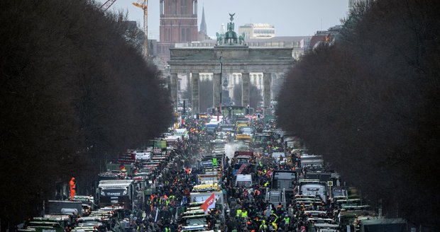 Protest farmářů paralyzoval Berlín, traktory blokují centrum. Kolegy podpořili i Češi