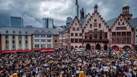 Na několika místech v Německu se demonstrovalo proti policejní brutalitě a rasismu (6. 6. 2020).