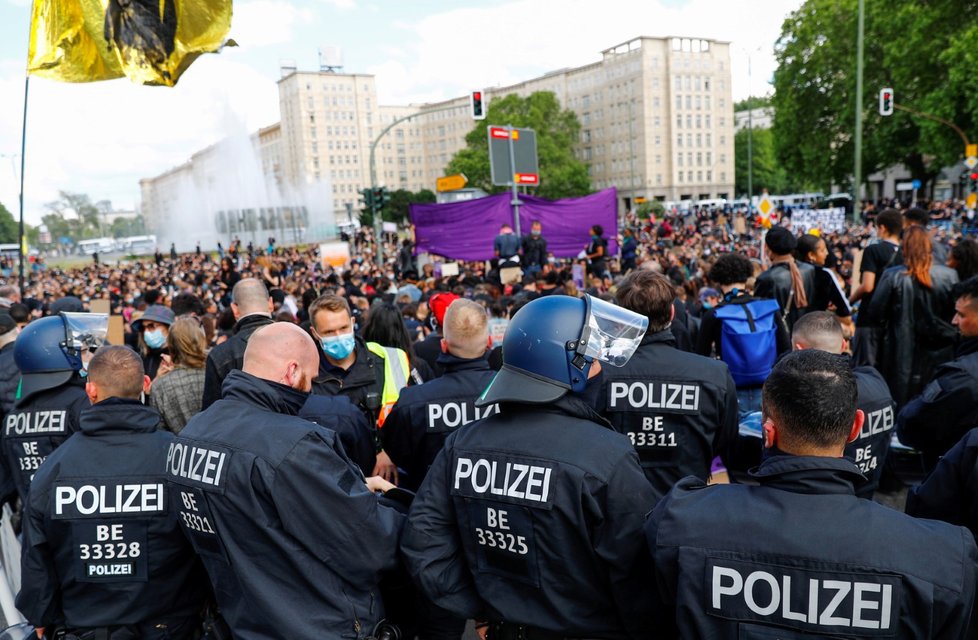 Na několika místech v Německu se demonstrovalo proti policejní brutalitě a rasismu (6. 6. 2020).