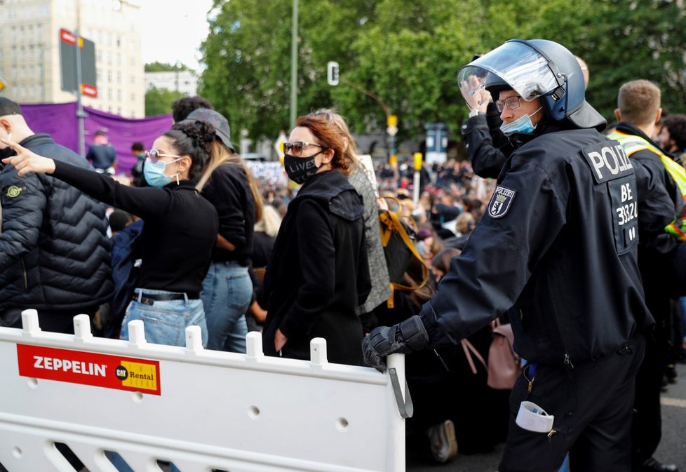 Na několika místech v Německu se demonstrovalo proti policejní brutalitě a rasismu. (6. 6. 2020)