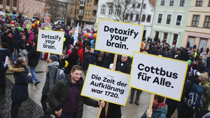 Protest proti diskriminaci migrantů v německém Cottbusu