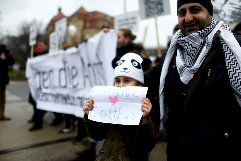 I přesto, že čím dál víc Němců je z migrace do své země rozčarováno, velká část společnosti ji stále podporuje. Na snímku protest proti diskriminaci migrantů v německém Cottbusu (3.2.2018).