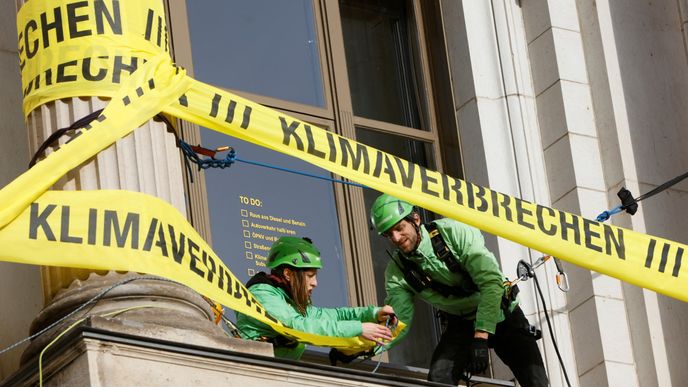 Klimatičtí aktivisté protestují na budově ministerstva dopravy v Berlíně.