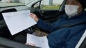 Pendleři, tedy Češi pracující v zahraničí mají možnost přes hranice za prací vyjet díky potvrzení. To přestane platit ve čtvrtek, kdy si musí vybrat, jestli v cizině dočasně zůstanou. Pendleři, tedy Češi pracující v zahraničí mají možnost přes hranice za prací vyjet díky potvrzení. To přestane platit ve čtvrtek, kdy si musí vybrat, jestli v cizině dočasně zůstanou.