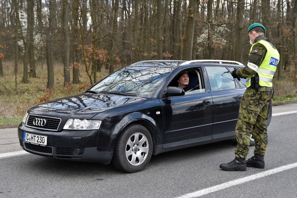 Pendleři, tedy Češi pracující v zahraničí, mají možnost přes hranice za prací vyjet díky potvrzení. To přestane platit ve čtvrtek, kdy si musí vybrat, jestli v cizině dočasně zůstanou.