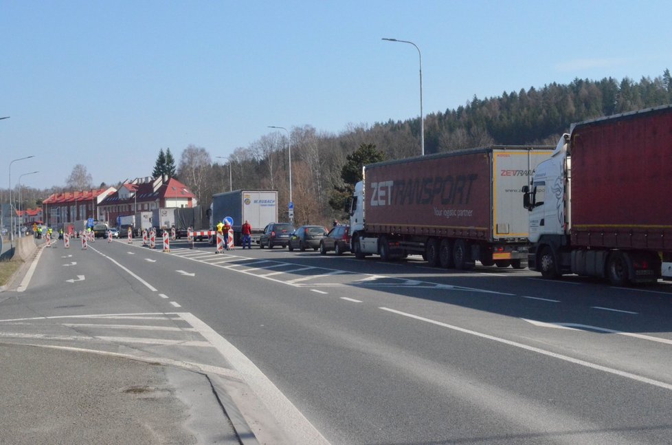 Pendleři, tedy Češi pracující v zahraničí, měli nejprve možnost přes hranice za prací vyjet díky potvrzení.