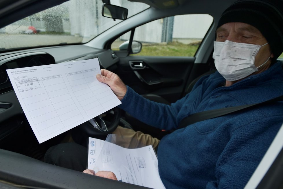 Pendleři, tedy Češi pracující v zahraničí, měli nejprve možnost přes hranice za prací vyjet díky potvrzení.