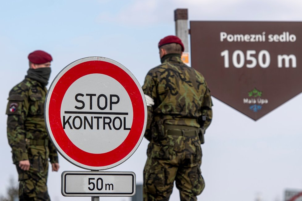 Pendleři, tedy Češi pracující v zahraničí, mají možnost přes hranice za prací vyjet díky potvrzení. To přestane platit ve čtvrtek, kdy si musí vybrat, jestli v cizině dočasně zůstanou.