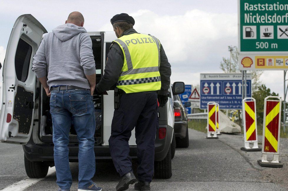 Rakouští policisté provádí kontroly na hranicích s Maďarskem.