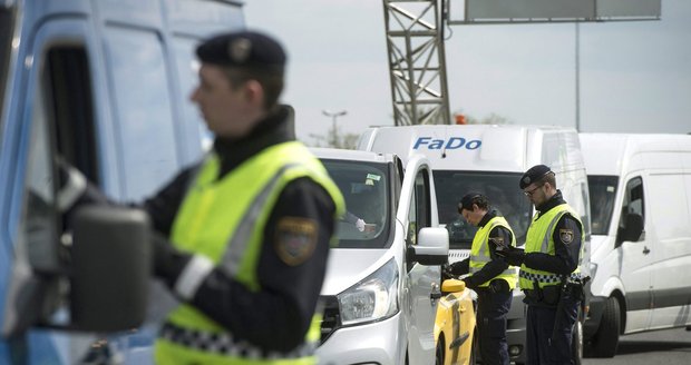 Rakouští policisté provedli několik razií. (archivní foto)