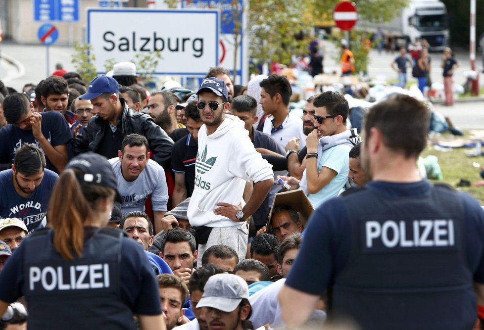 Rakouská policie dohlíží na migranty nedaleko hranic s Německem.