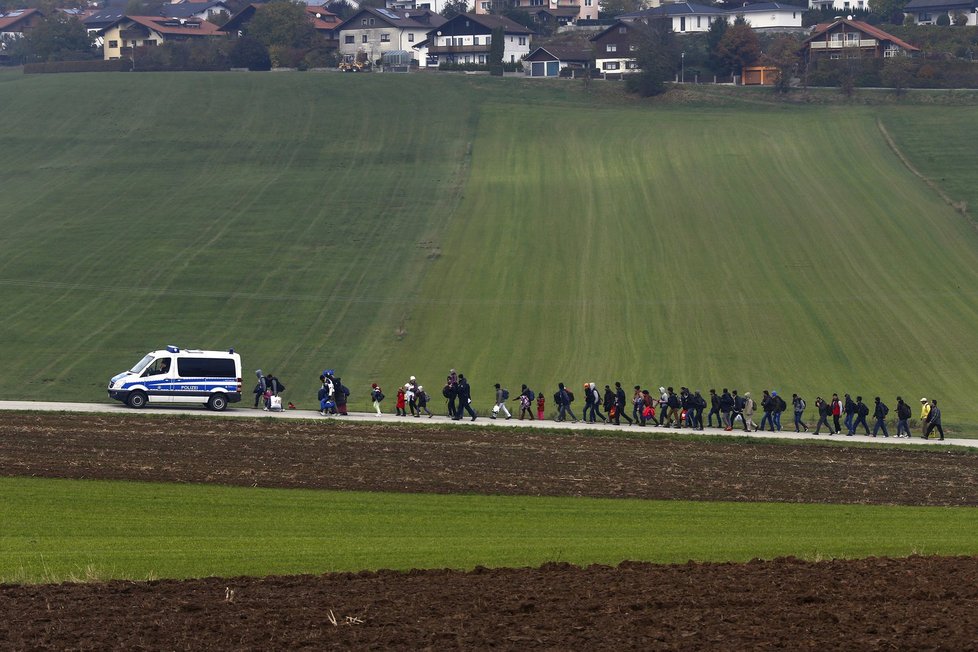 Německá policie doprovází migranty na německo-rakouské hranici.