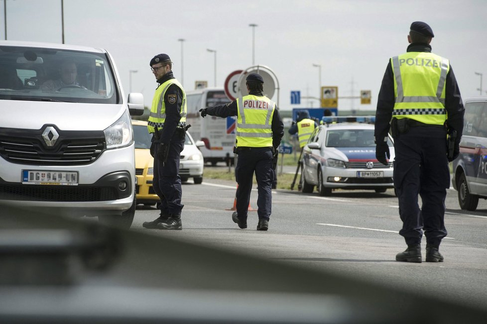 Rakouští policisté provádí kontroly na hranicích s Maďarskem.